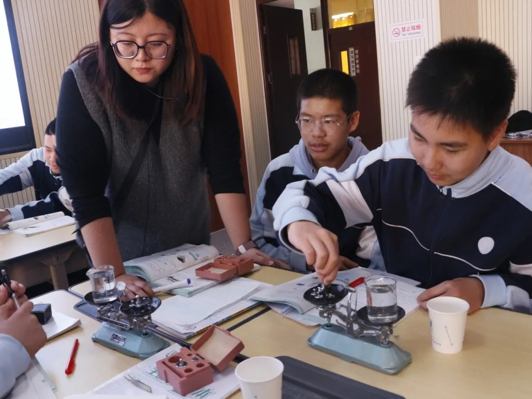 ​良师导航，同栽栋梁之才——世界杯官网物理科学与技术学院2022级物理学学生前往唐山市二十七中进行教育见习